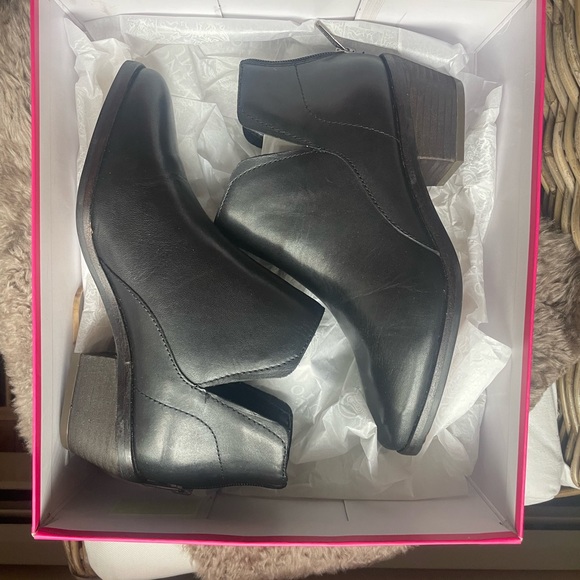 Vince Camuto black booties Size 7W/37.5. NWOT Perfect condition - Picture 5 of 9